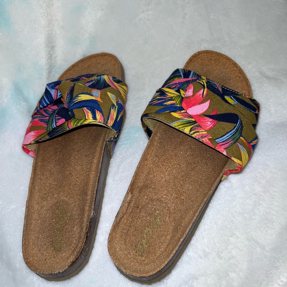 Aerie beachy flower sandals